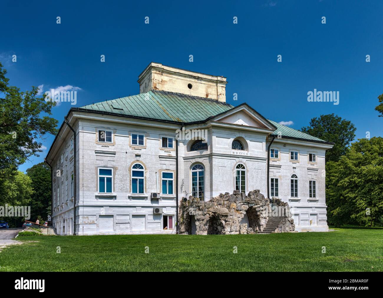 Palazzo neoclassico, costruito nel 1802, ora una casa cittadina senior nel villaggio di Bejsce, Malopolska aka regione della Lesser Poland, Polonia Foto Stock