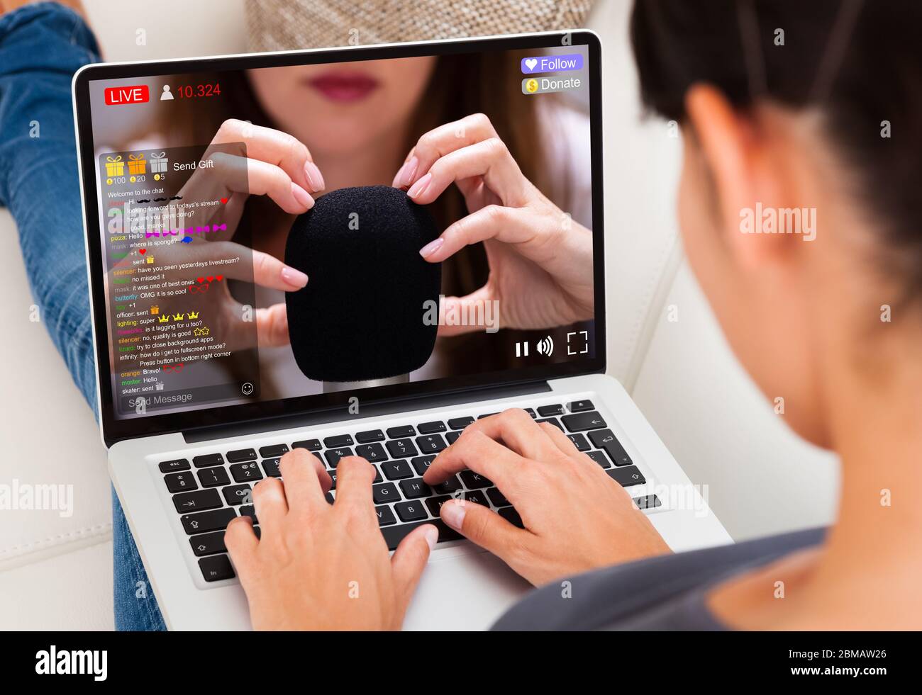 Streaming di video ASMR in tempo reale su computer laptop Foto Stock
