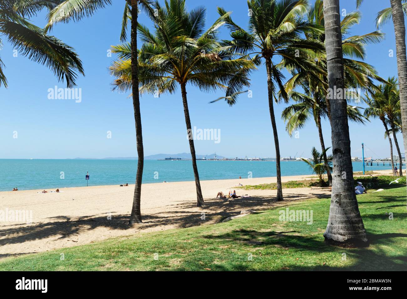 Townsville Queensland Australia - 14/09/2019. La spiaggia Strand con il porto di Townsville sullo sfondo. Foto Stock