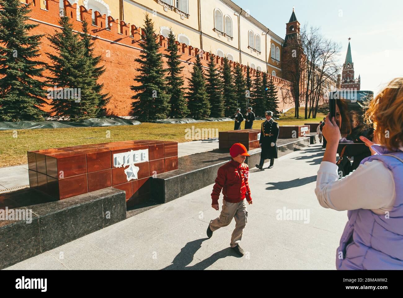 Mosca, Russia - 9 SETTEMBRE 2016: Donna filma al telefono il cambio orario della guardia d'onore vicino alla piazza rossa di Mosca Foto Stock