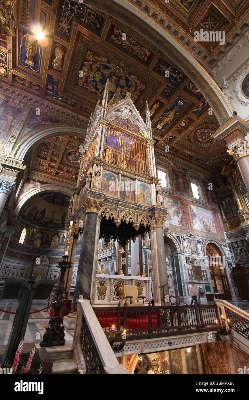 Roma, Italia - famoso Arcibasilica papale di San Giovanni in Laterano, ufficialmente la cattedrale di Roma. Interno barocco. Foto Stock