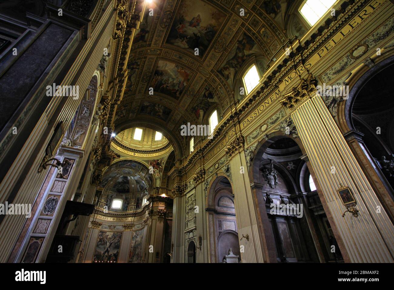 Roma, Italia - la celebre basilica di Sant'Andrea della Valle. Interno della chiesa. Foto Stock