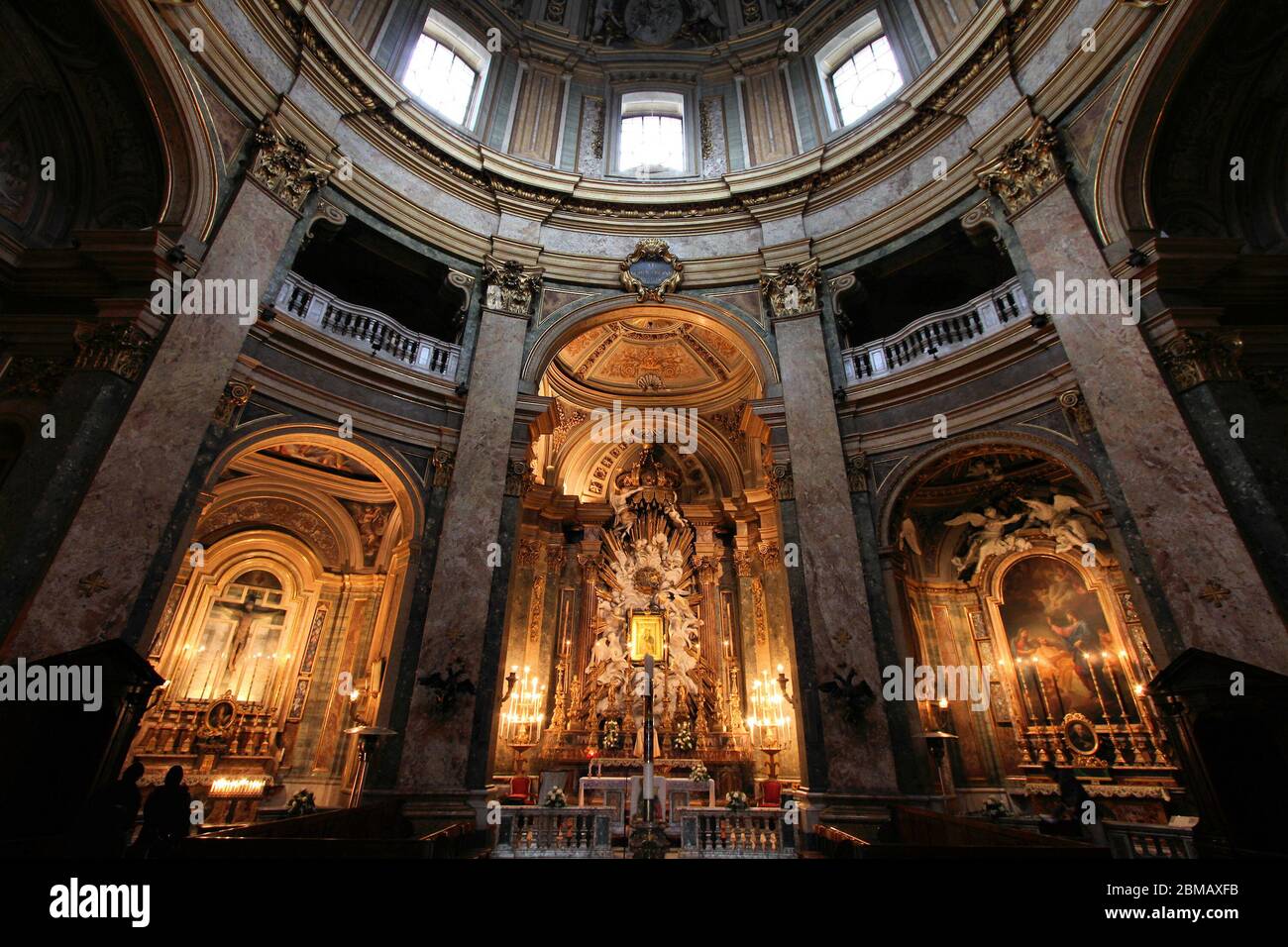 Roma, Italia - interno della famosa chiesa di Nome di Maria Foto Stock