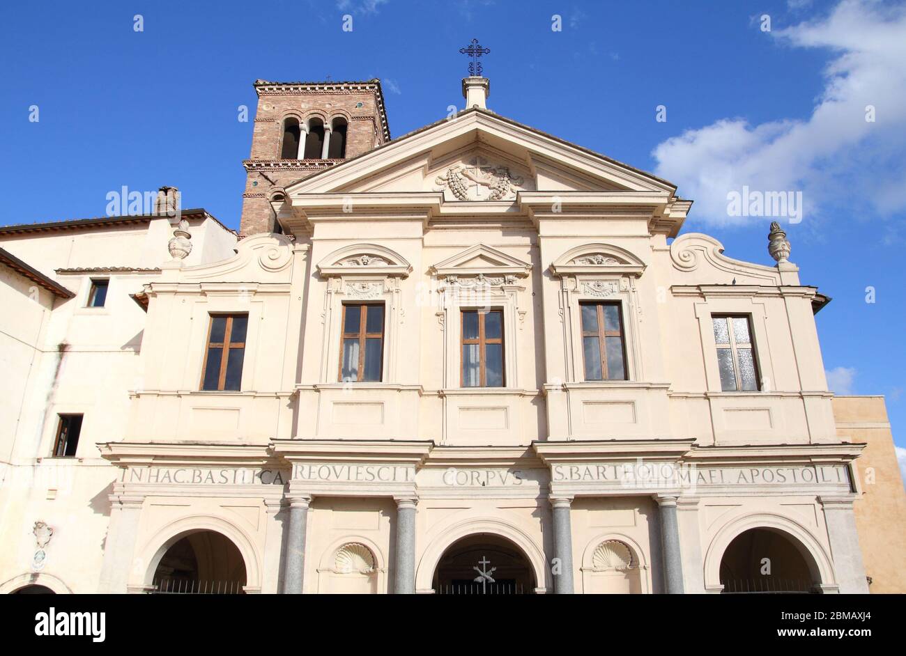 Roma, Italia. Isola Tiberina (Isola Tibertina), la vista della Basilica di San Bartolomeo all'Isola. Ripa distretto. Foto Stock