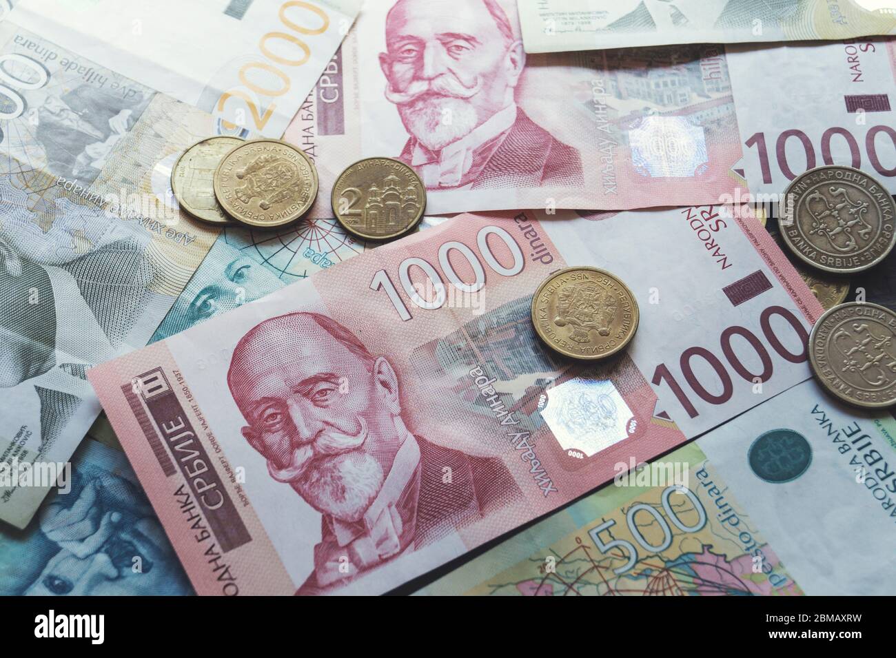 Dinar di soldi serbi, mucchio di monete su tavolo di legno, vista dall'alto Foto Stock