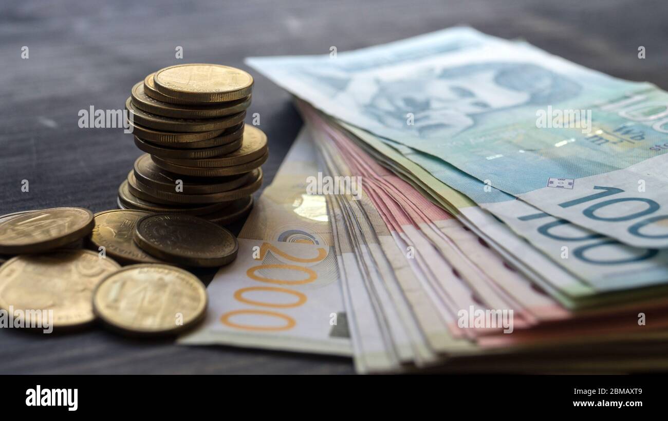 Dinar di denaro serbo, pila di monete su tavola di legno, primo piano Foto Stock