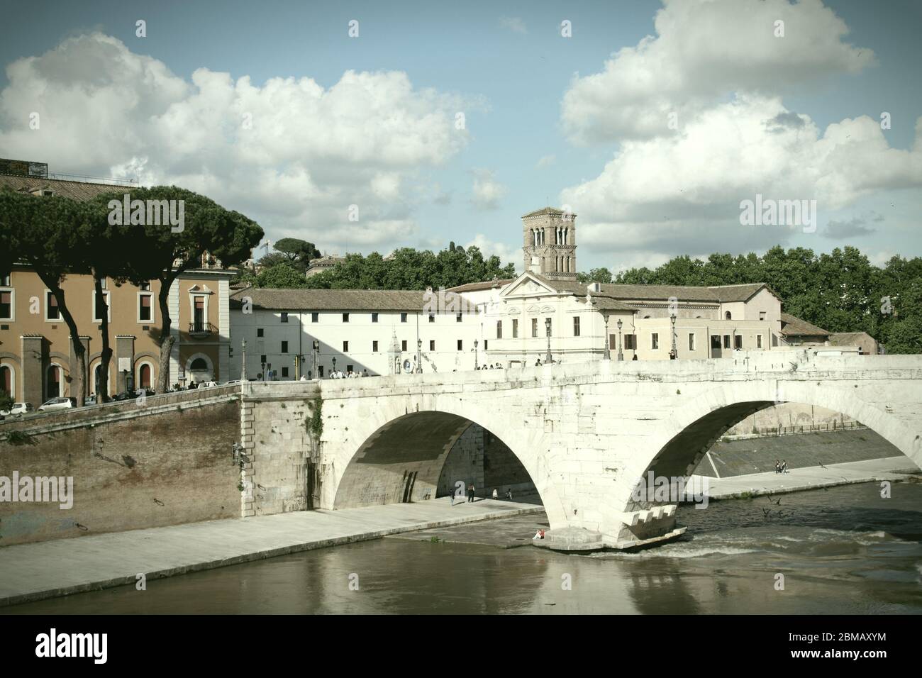 Roma, Italia. Ponte per l'Isola Tiberina, vista della Basilica di San Bartolomeo sull'Isola. Ripa. Colore trattato in modo incrociato ton Foto Stock