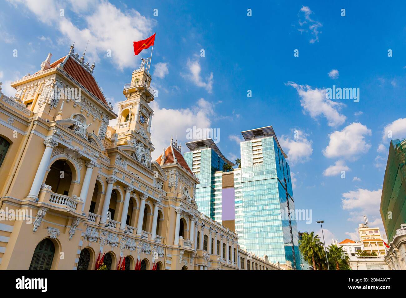 Edificio governativo, con statua di ho Chi Minh a Saigon, Vietnam. Bellissimo paesaggio urbano con cielo blu Foto Stock