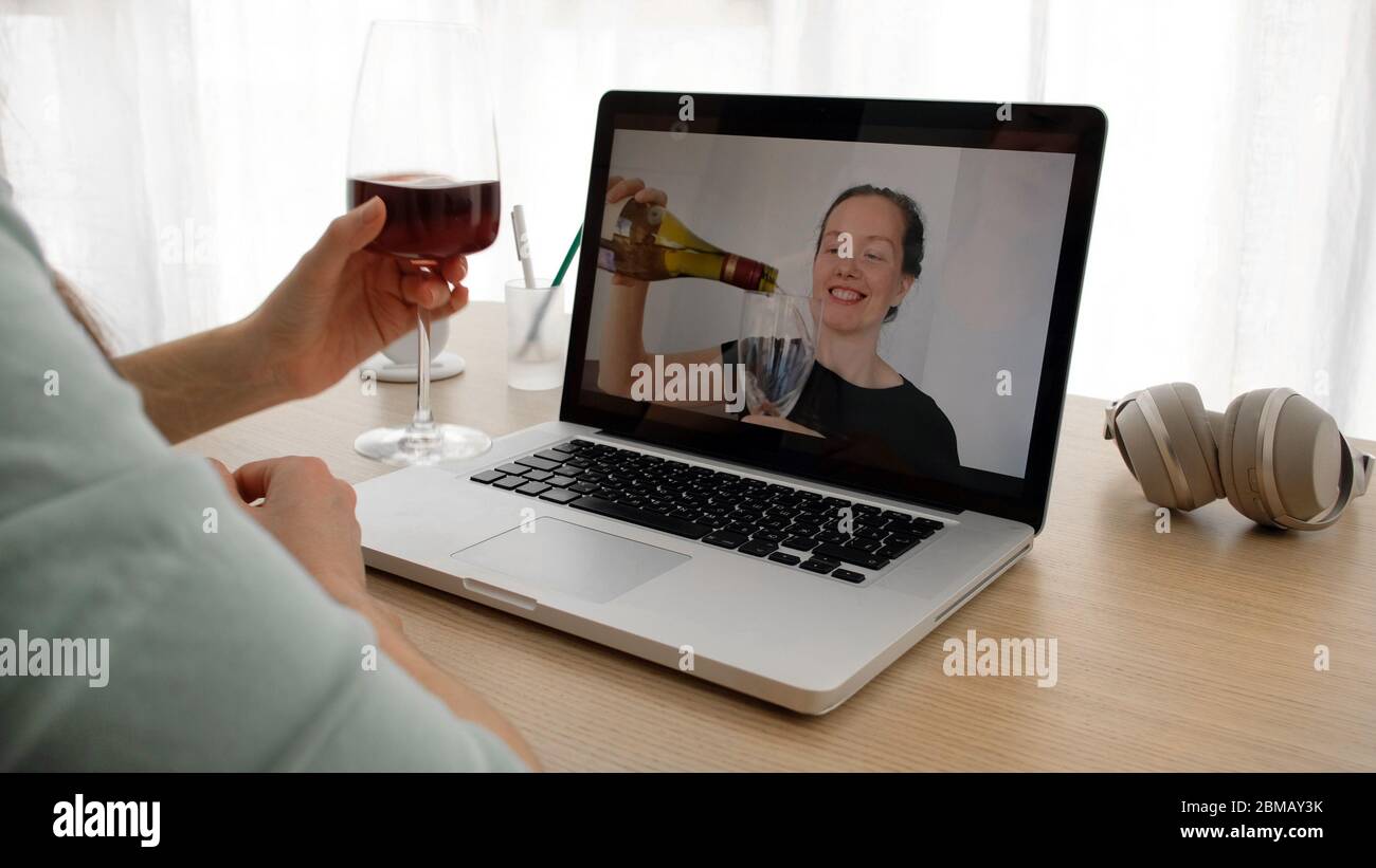 Donne che parlano con il vino su una webcam Foto Stock