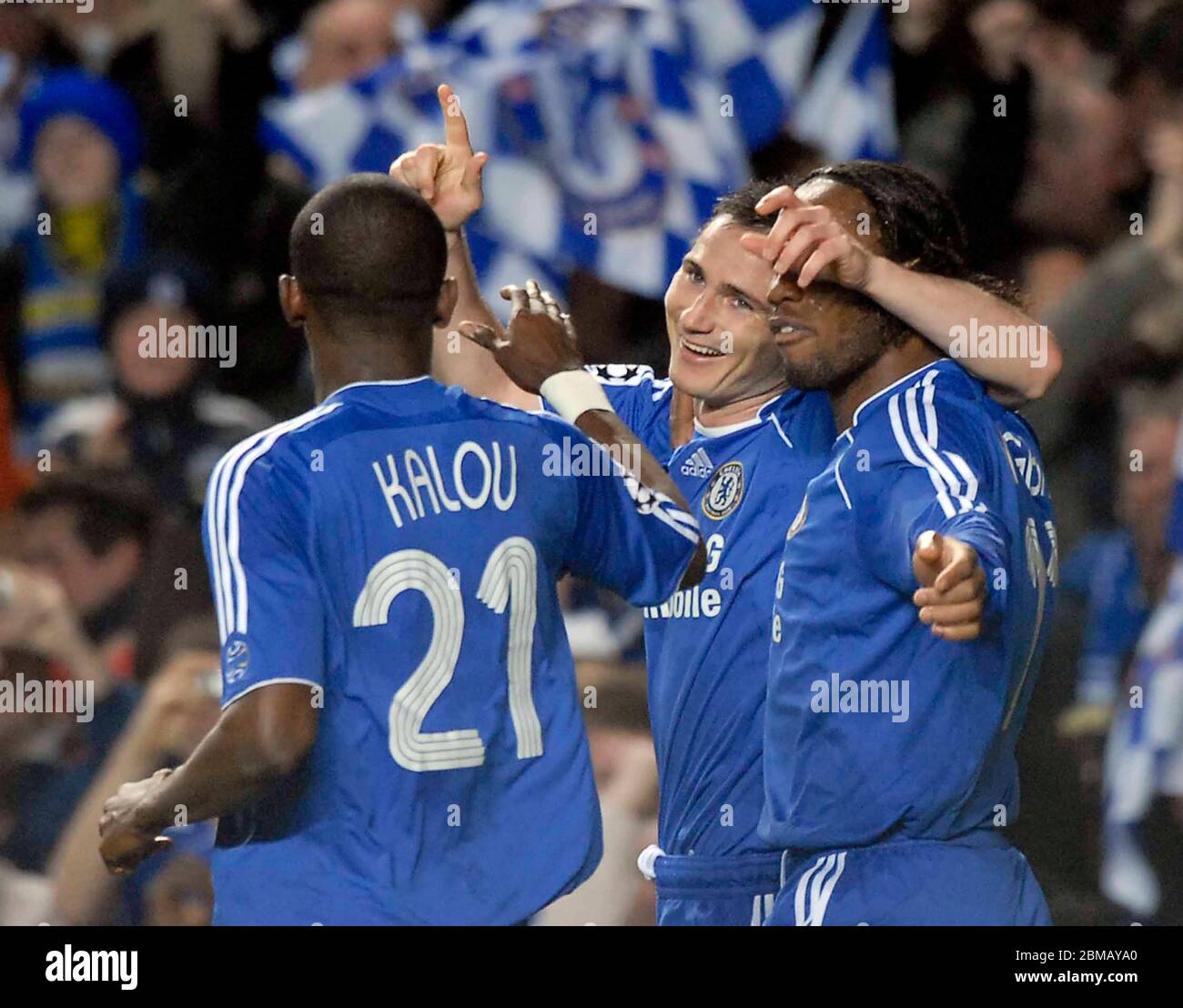LONDRA, REGNO UNITO. MARZO 05: Frank Lampard (Chelsea, centro) celebra il punteggio del secondo gol. Salomon Kalou (Chelsea, 21) e Didier Drgba si uniscono durante Foto Stock