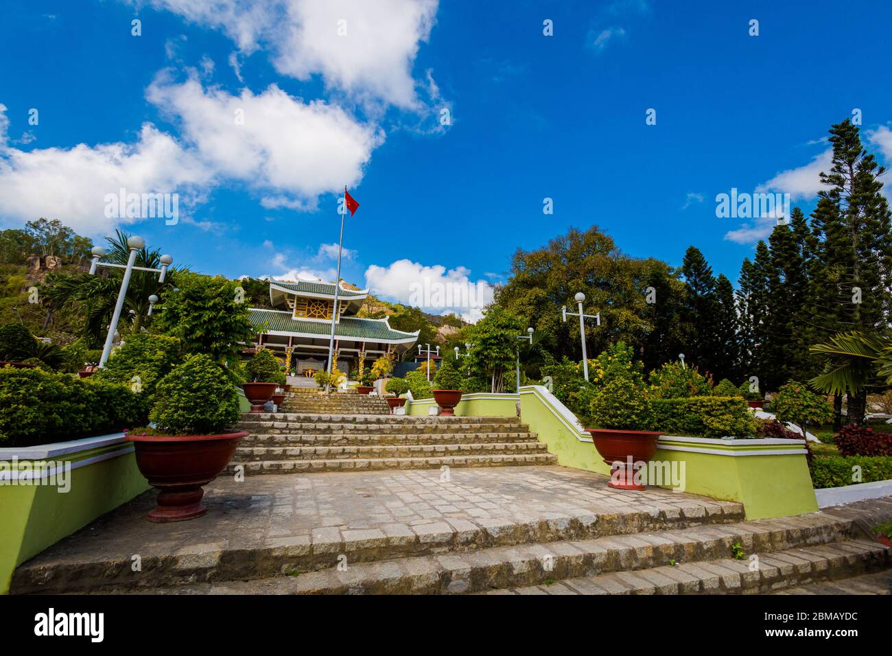 Paesaggio dalla cima della montagna sacra di Sam (Tempio di Ba Chua Xu) nel cuore del Delta del Mekong, Vietnam. Vista sui campi di riso vietnamiti e Cambogia Foto Stock