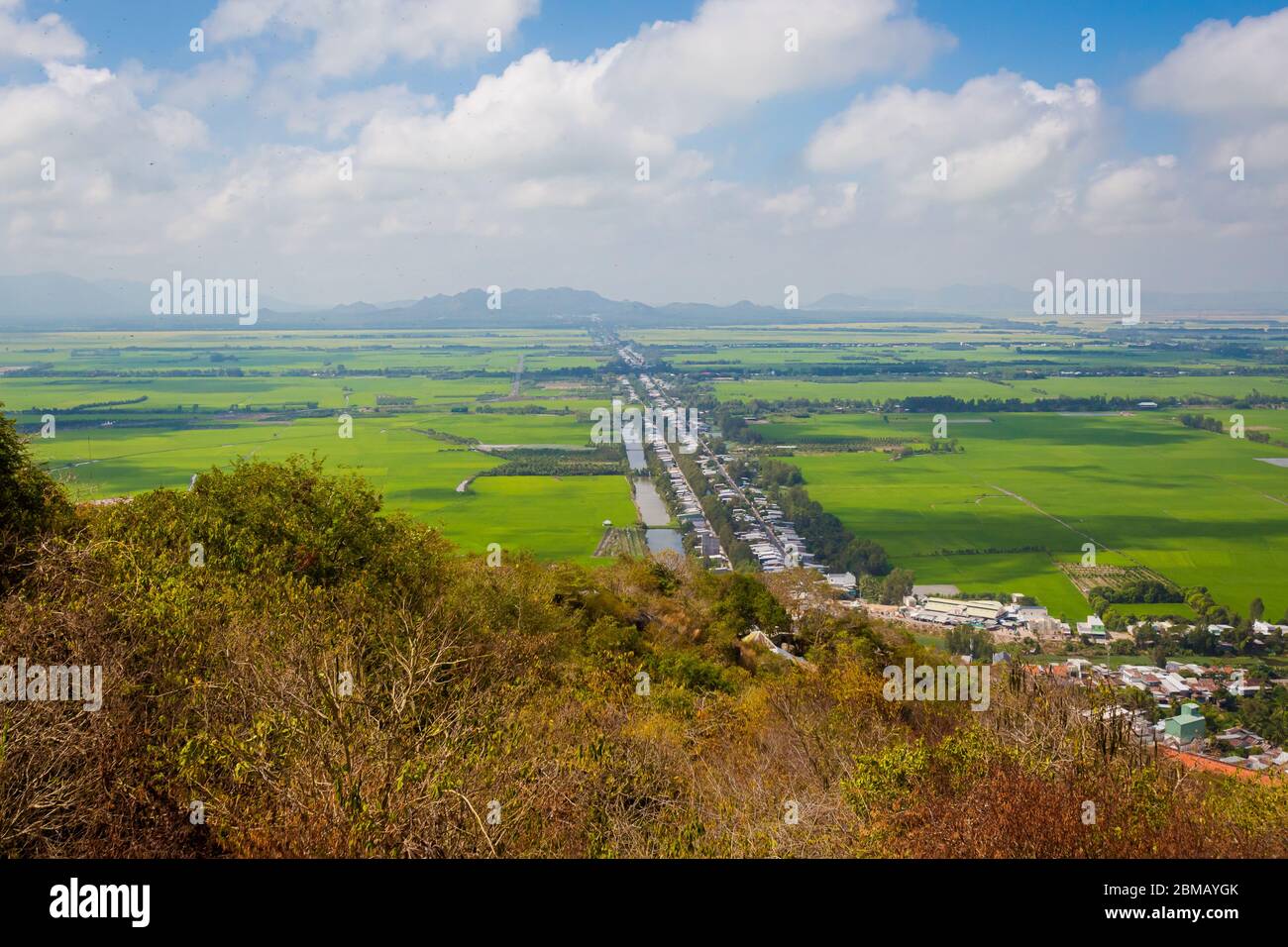 Paesaggio dalla cima della montagna sacra di Sam (Tempio di Ba Chua Xu) nel cuore del Delta del Mekong, Vietnam. Vista sui campi di riso vietnamiti e Cambogia Foto Stock