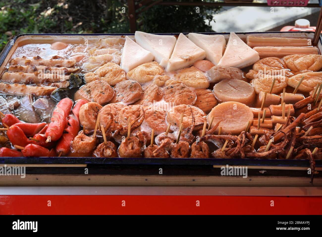 Cucina giapponese - oden alimentare in brodo di soia. Tipico cibo invernale in Giappone con salsicce, gnocchi, tofu e daikon. Tokyo Street food. Foto Stock