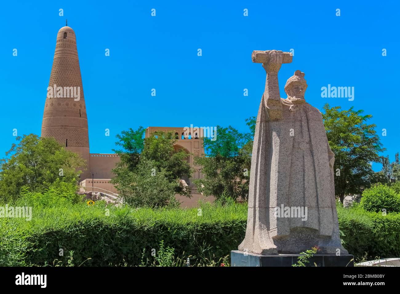 Statua del generale Turpan Emin Khoja di fronte al Minareto di Emin, Turpan, Xinjiang , Cina Foto Stock