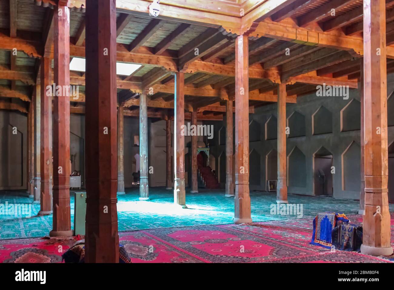 Turpan, Xinjiang, Cina - 10 luglio 2014: Le sale di preghiera interne della moschea adiacente al Minareto di Emin sostenuto da colonne di legno Foto Stock