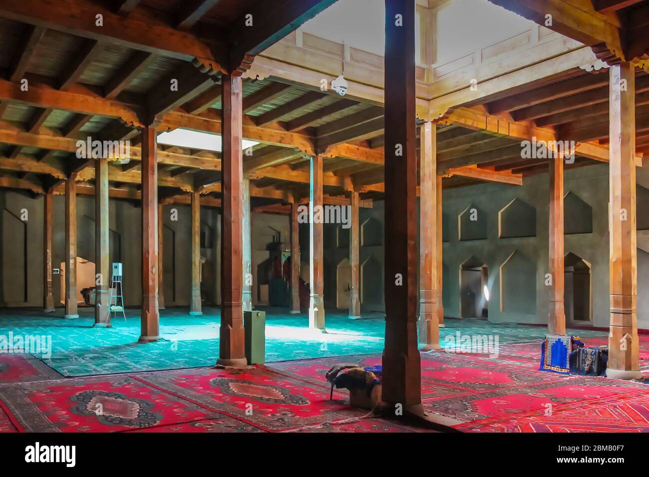 Turpan, Xinjiang, Cina - 10 luglio 2014: Le sale di preghiera interne della moschea adiacente al Minareto di Emin sostenuto da colonne di legno Foto Stock