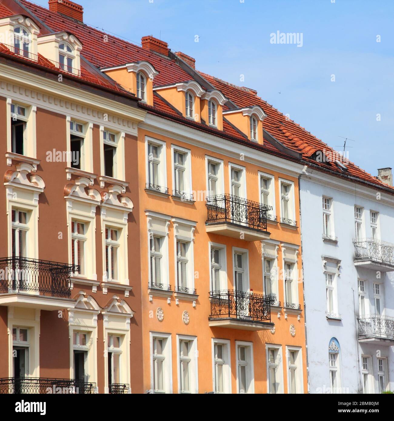 Kalisz, Polonia. Provincia della Grande Polonia (Wielkopolska). Edifici nella piazza principale (Rynek). Composizione quadrata. Foto Stock