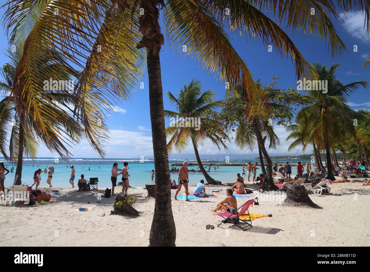 GUADALUPA, FRANCIA - 8 DICEMBRE 2019: Le persone trascorrono vacanze in spiaggia a Sainte Anne sull'isola di Guadalupa. Guadalupa ha 650,000 visitatori annuali. Foto Stock