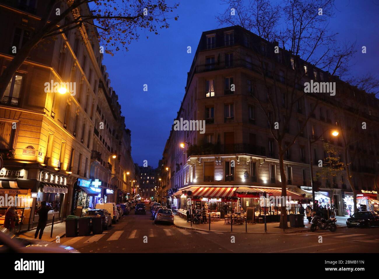 PARIGI, FRANCIA - 10 DICEMBRE 2019: Ristoranti tipici locali nel 7° arrondissement di Parigi, Francia. Parigi è la città più grande della Francia, con 12.5 km circa Foto Stock