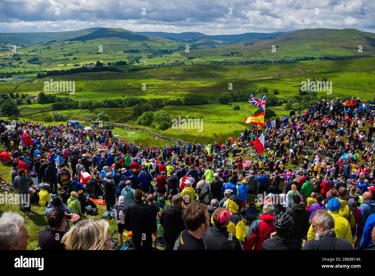 Migliaia di spettatori si affollano per guardare la corsa sulla Cote de Buttertubs Climb Tour de France 2014 salita del Buttertubs Pass – Foto data Sabato Foto Stock