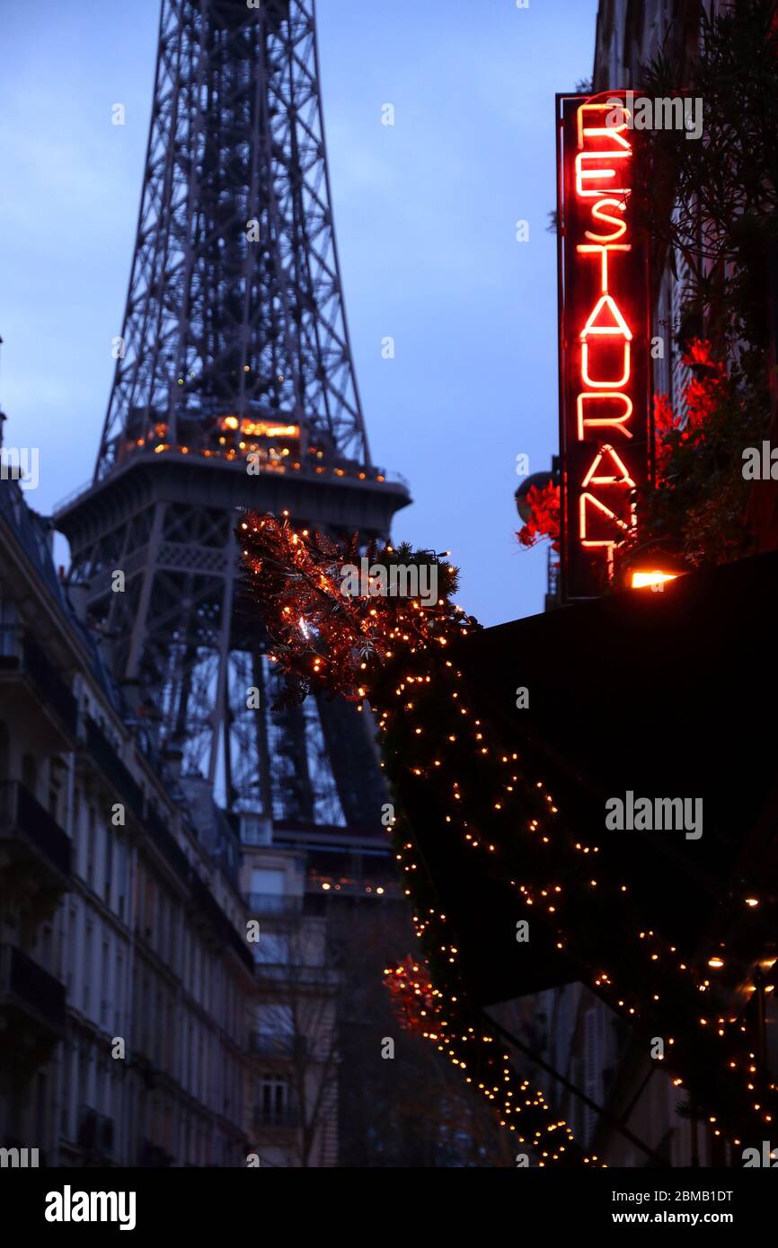 Parigi VII Arrondissement vista della città di sera. Ristorante insegna al neon. Foto Stock