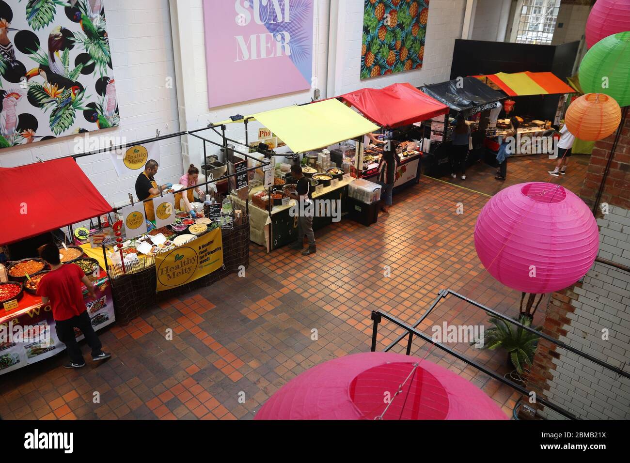 LONDRA, UK - 13 LUGLIO 2019: I venditori vendono cibo al mercato Boiler House di Brick Lane, Londra. Brick Lane è un popolare alternativa gastronomie e s Foto Stock