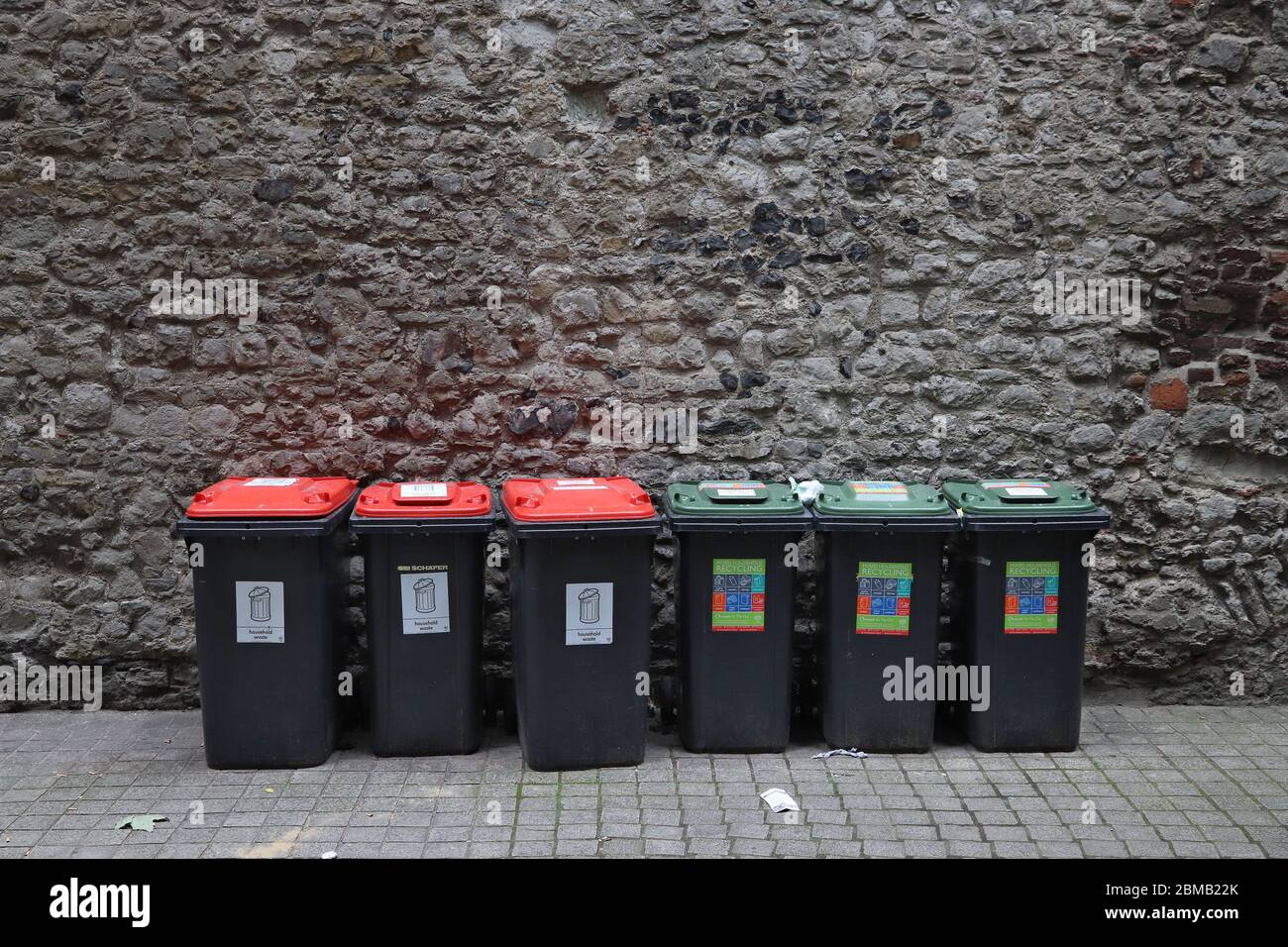 LONDRA, Regno Unito - 13 LUGLIO 2019: Rifiuti domestici misti e riciclaggio domestico bidoni di rifiuti ordinati a Londra Regno Unito. Londra è la città più popolosa e metropoli Foto Stock