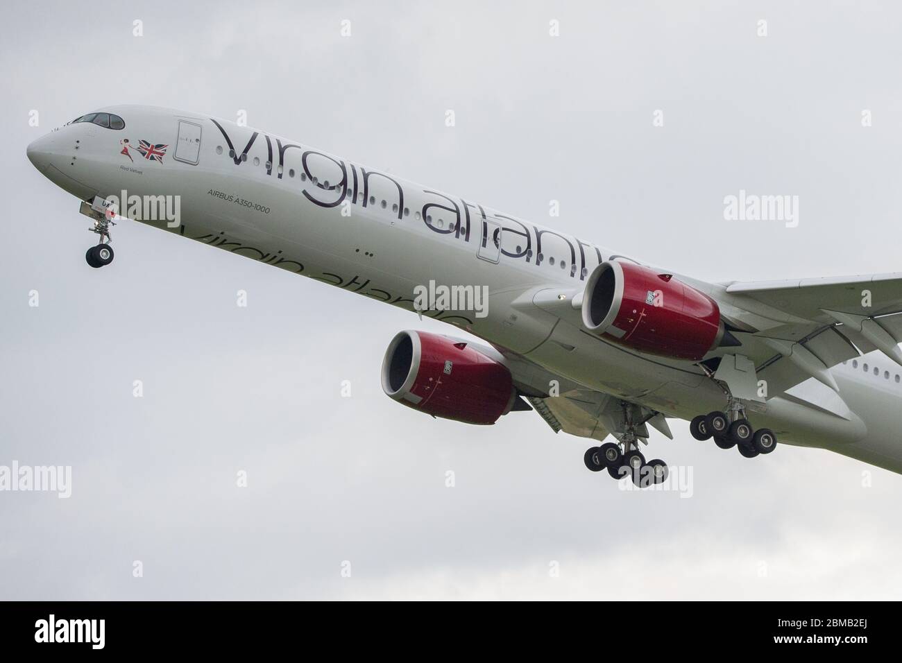 Glasgow, Regno Unito. 25 agosto 2019. Nella foto: Velivolo Virgin Atlantic Airbus A350-1000 visto all'aeroporto internazionale di Glasgow per l'addestramento dei piloti. Il nuovissimo jumbo jet di Virgin vanta un nuovo e sorprendente spazio sociale "loft" con divani in business class, e adornato in modo appropriato dalla registrazione G-VLUX. L'intero aeromobile avrà anche accesso a Wi-Fi ad alta velocità. Virgin Atlantic ha ordinato un totale di 12 Airbus A350-1000s. Tutti i paesi sono programmati per aderire alla flotta entro il 2021 in un ordine del valore stimato di 4.4 miliardi di dollari (£3.36 miliardi). Credit: Colin Fisher/Alamy Live News. Foto Stock