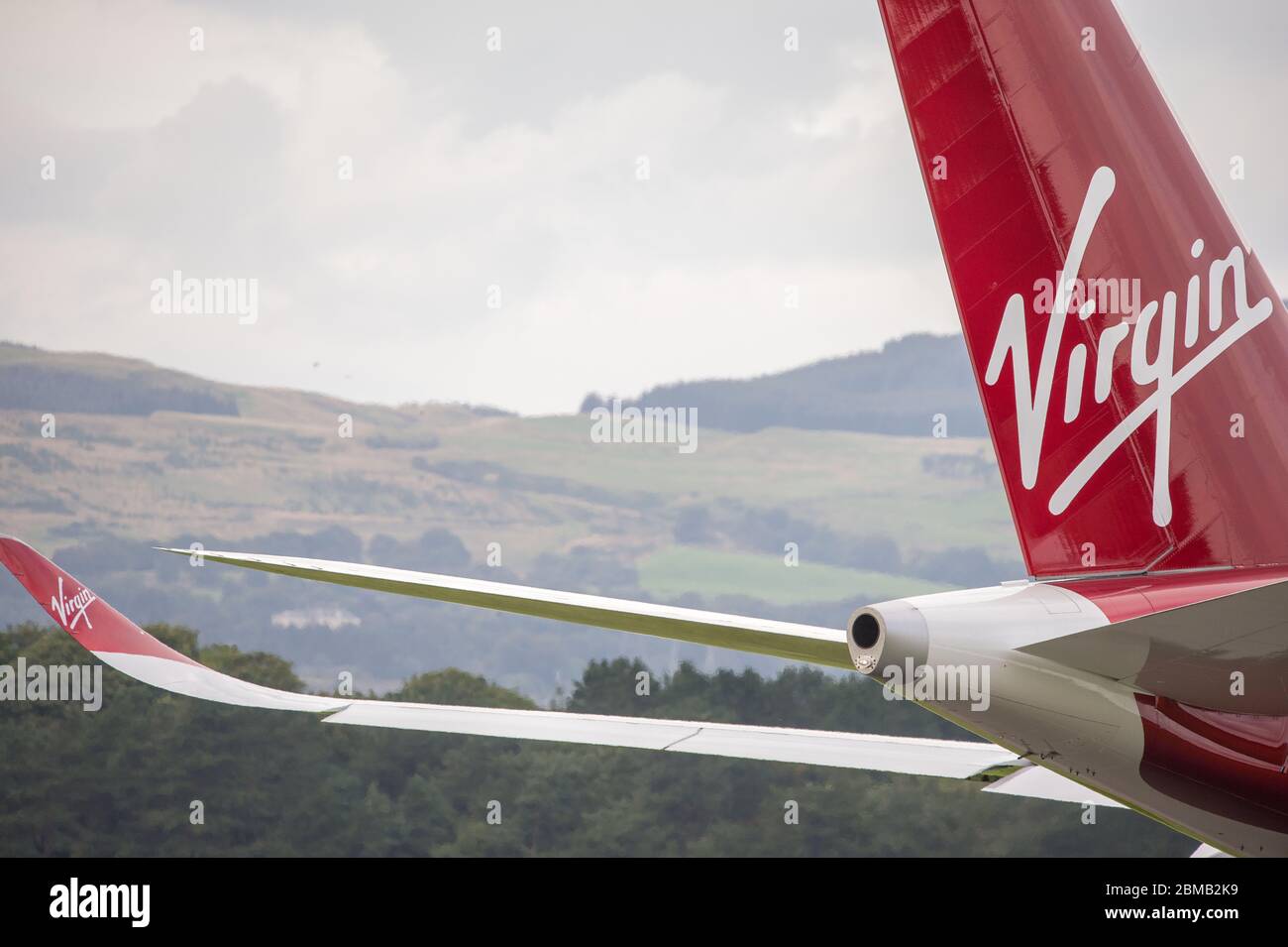 Glasgow, Regno Unito. 25 agosto 2019. Nella foto: Velivolo Virgin Atlantic Airbus A350-1000 visto all'aeroporto internazionale di Glasgow per l'addestramento dei piloti. Il nuovissimo jumbo jet di Virgin vanta un nuovo e sorprendente spazio sociale "loft" con divani in business class, e adornato in modo appropriato dalla registrazione G-VLUX. L'intero aeromobile avrà anche accesso a Wi-Fi ad alta velocità. Virgin Atlantic ha ordinato un totale di 12 Airbus A350-1000s. Tutti i paesi sono programmati per aderire alla flotta entro il 2021 in un ordine del valore stimato di 4.4 miliardi di dollari (£3.36 miliardi). Credit: Colin Fisher/Alamy Live News. Foto Stock