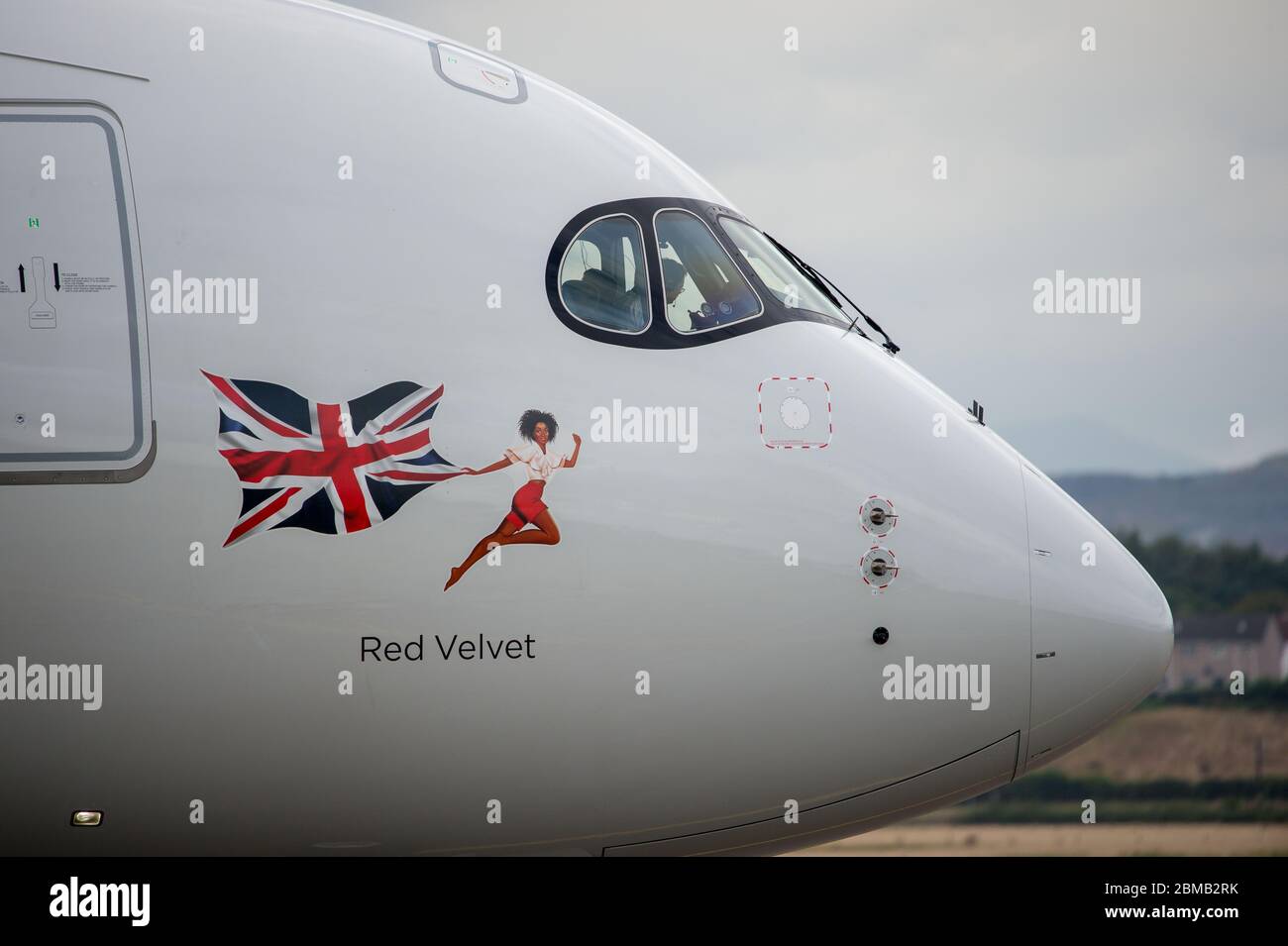 Glasgow, Regno Unito. 25 agosto 2019. Nella foto: Velivolo Virgin Atlantic Airbus A350-1000 visto all'aeroporto internazionale di Glasgow per l'addestramento dei piloti. Il nuovissimo jumbo jet di Virgin vanta un nuovo e sorprendente spazio sociale "loft" con divani in business class, e adornato in modo appropriato dalla registrazione G-VLUX. L'intero aeromobile avrà anche accesso a Wi-Fi ad alta velocità. Virgin Atlantic ha ordinato un totale di 12 Airbus A350-1000s. Tutti i paesi sono programmati per aderire alla flotta entro il 2021 in un ordine del valore stimato di 4.4 miliardi di dollari (£3.36 miliardi). Credit: Colin Fisher/Alamy Live News. Foto Stock