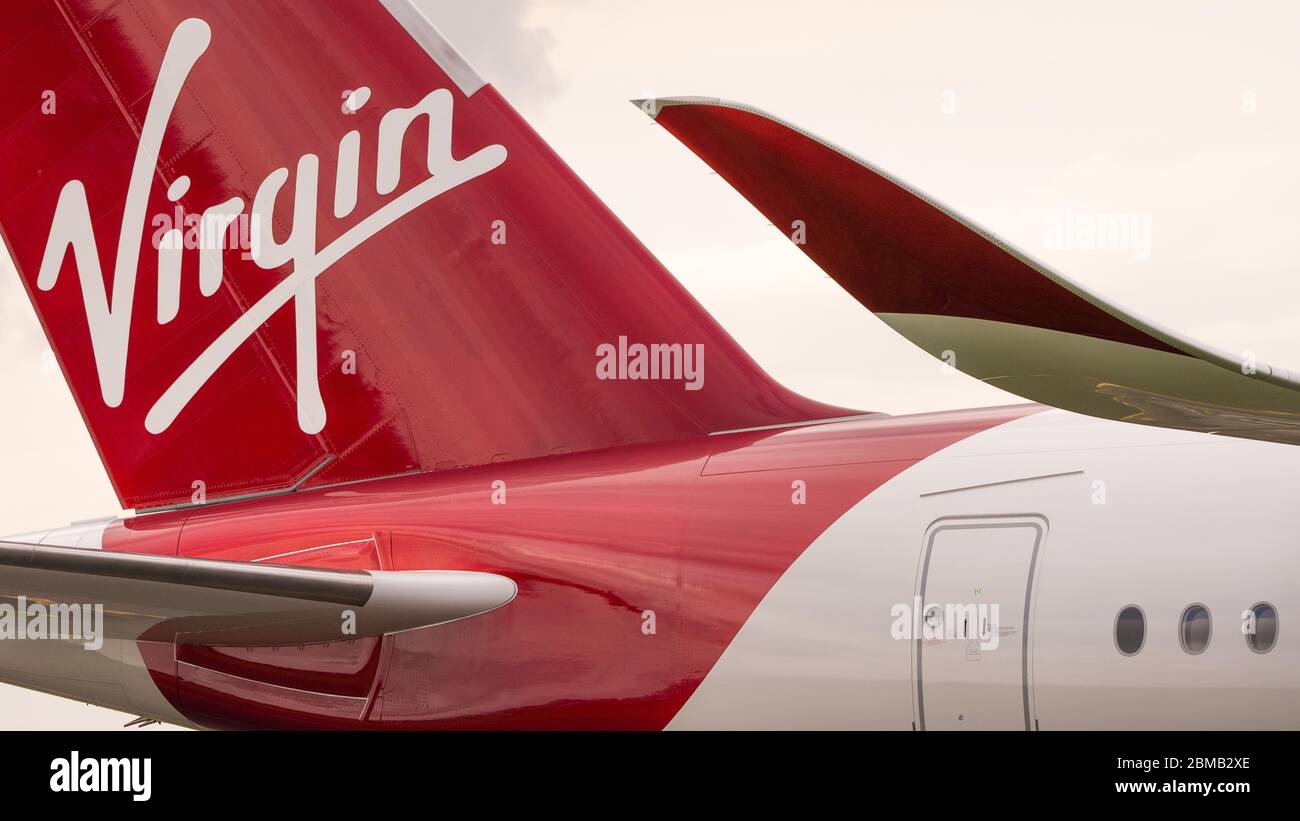 Glasgow, Regno Unito. 25 agosto 2019. Nella foto: Velivolo Virgin Atlantic Airbus A350-1000 visto all'aeroporto internazionale di Glasgow per l'addestramento dei piloti. Il nuovissimo jumbo jet di Virgin vanta un nuovo e sorprendente spazio sociale "loft" con divani in business class, e adornato in modo appropriato dalla registrazione G-VLUX. L'intero aeromobile avrà anche accesso a Wi-Fi ad alta velocità. Virgin Atlantic ha ordinato un totale di 12 Airbus A350-1000s. Tutti i paesi sono programmati per aderire alla flotta entro il 2021 in un ordine del valore stimato di 4.4 miliardi di dollari (£3.36 miliardi). Credit: Colin Fisher/Alamy Live News. Foto Stock
