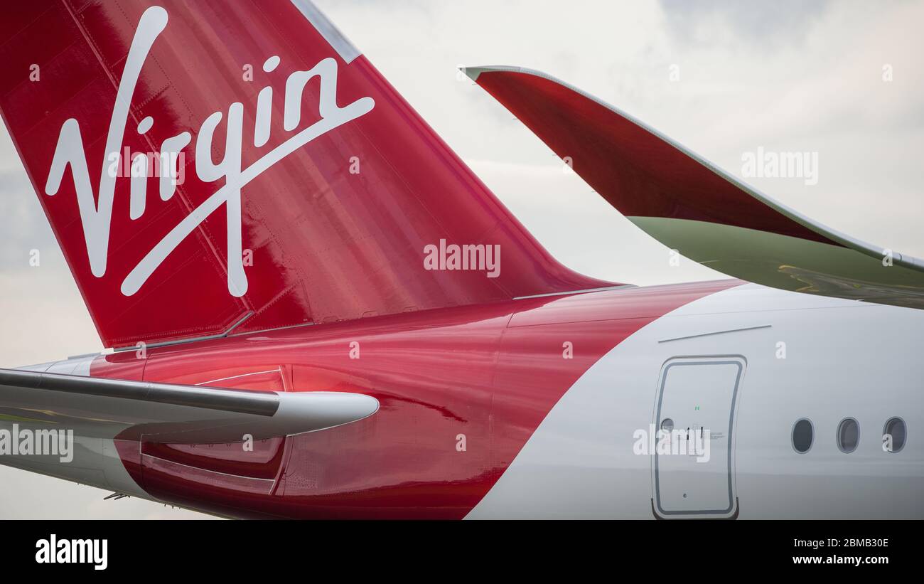 Glasgow, Regno Unito. 25 agosto 2019. Nella foto: Velivolo Virgin Atlantic Airbus A350-1000 visto all'aeroporto internazionale di Glasgow per l'addestramento dei piloti. Il nuovissimo jumbo jet di Virgin vanta un nuovo e sorprendente spazio sociale "loft" con divani in business class, e adornato in modo appropriato dalla registrazione G-VLUX. L'intero aeromobile avrà anche accesso a Wi-Fi ad alta velocità. Virgin Atlantic ha ordinato un totale di 12 Airbus A350-1000s. Tutti i paesi sono programmati per aderire alla flotta entro il 2021 in un ordine del valore stimato di 4.4 miliardi di dollari (£3.36 miliardi). Credit: Colin Fisher/Alamy Live News. Foto Stock