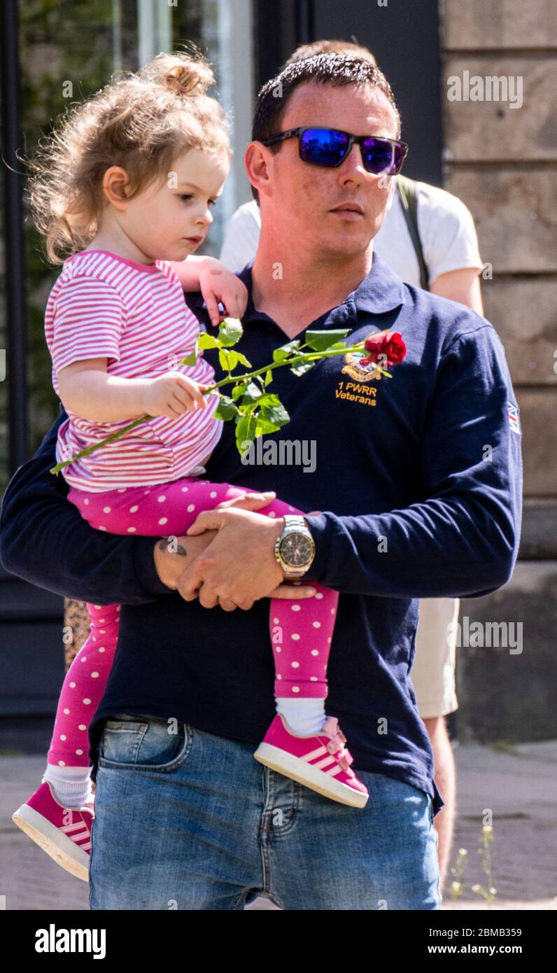 Harrogate, North Yorkshire, Regno Unito. 8 maggio 2020. Giorno VE. Due minuti di silenzio per onorare tutti i caduti di fronte al Memoriale di guerra nel centro della città. Credit: ernesto rogata/Alamy Live News Foto Stock