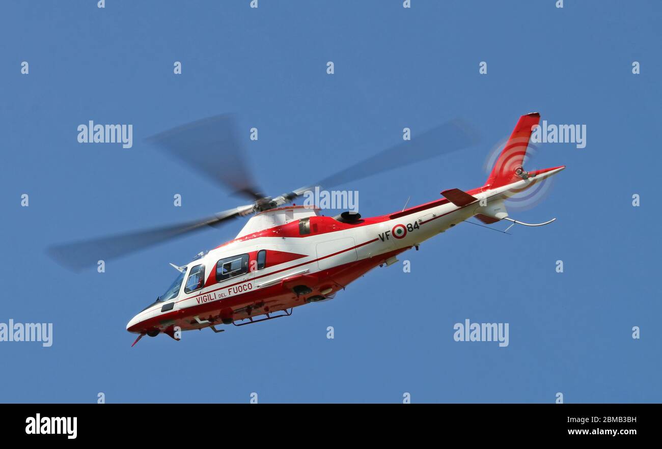 Elicottero da vigili del fuoco AgustaWestland AW109 e Power Elite (VF-84) in volo a Malpensa (MXP / LIMC), Milano, Italia Foto Stock