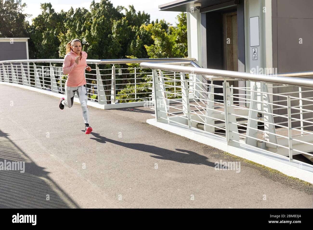Allenamenti sportivi caucasici per strada Foto Stock