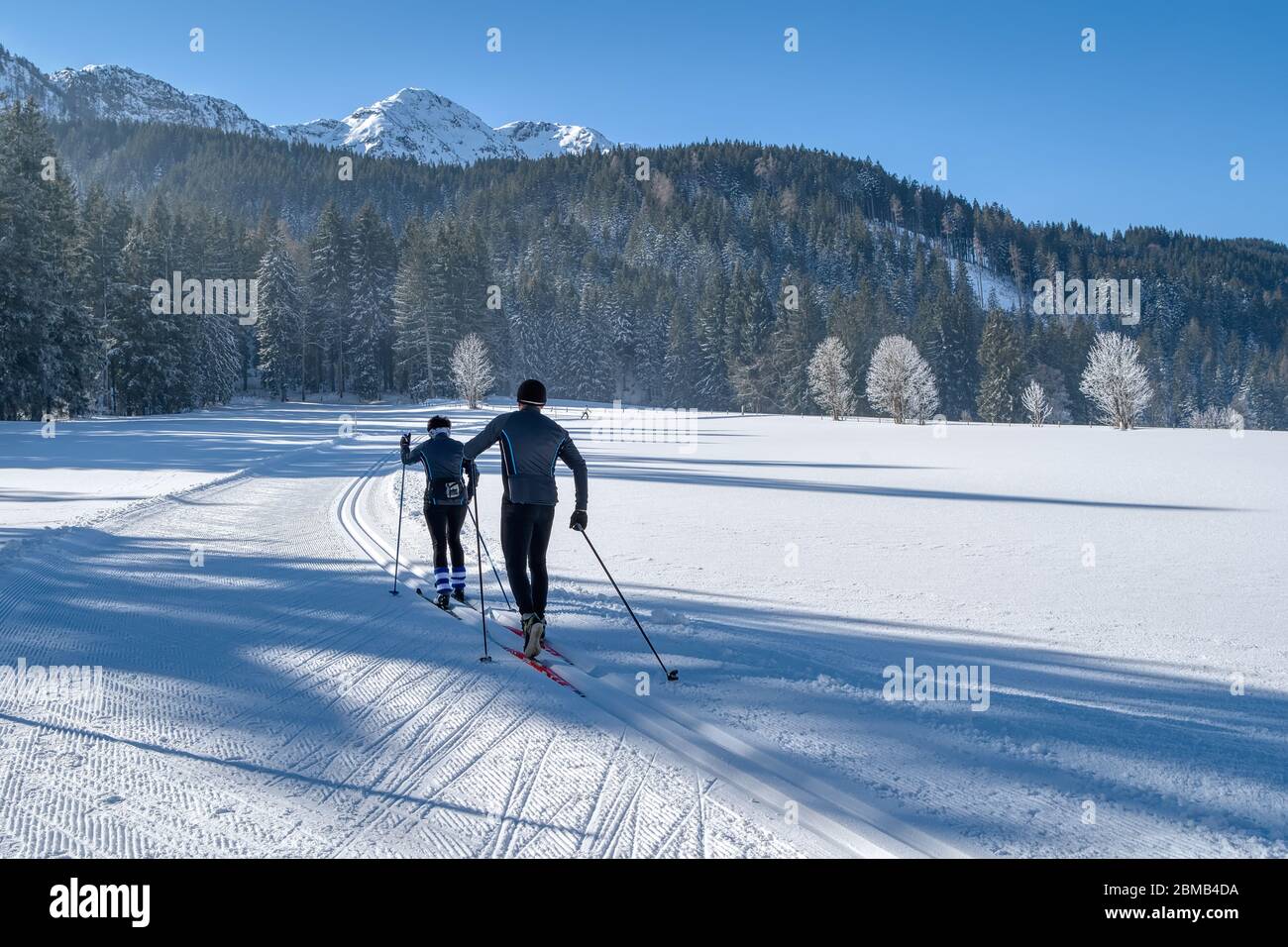 Coppia sci di fondo nel bellissimo paesaggio invernale nordico a Leogang, Tirolo, Alpi, Austria Foto Stock