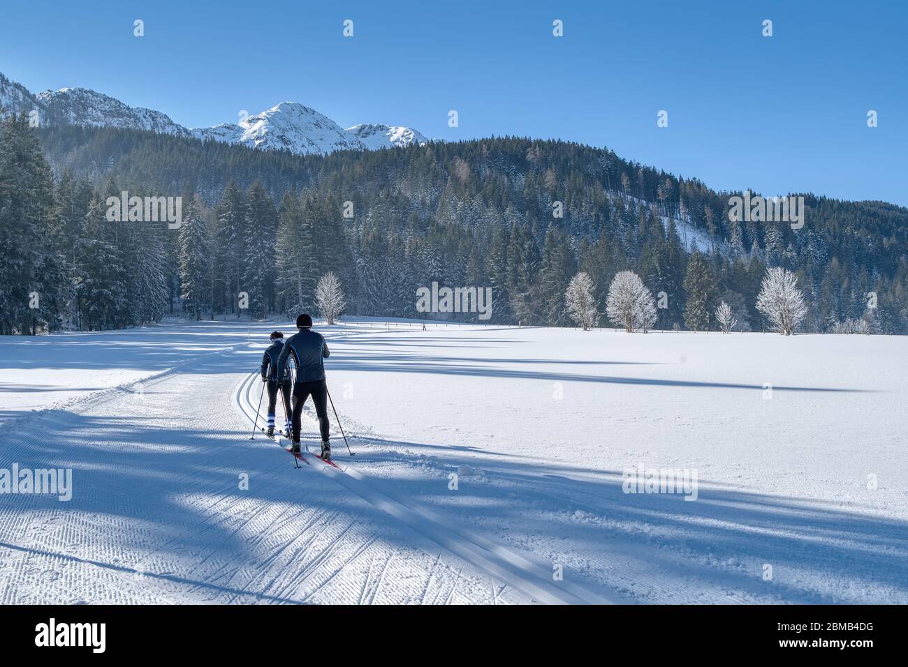 Coppia sci di fondo nel bellissimo paesaggio invernale nordico a Leogang, Tirolo, Alpi, Austria Foto Stock