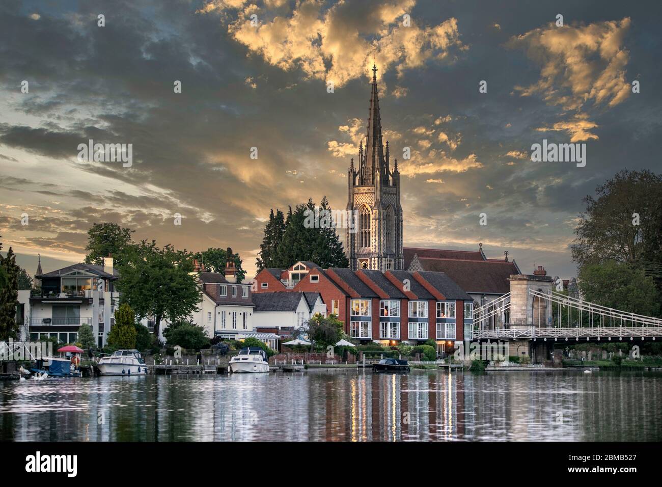 Cieli spettacolari su Marlow sul Tamigi, regno unito, con chiesa, ponte e fiume Foto Stock