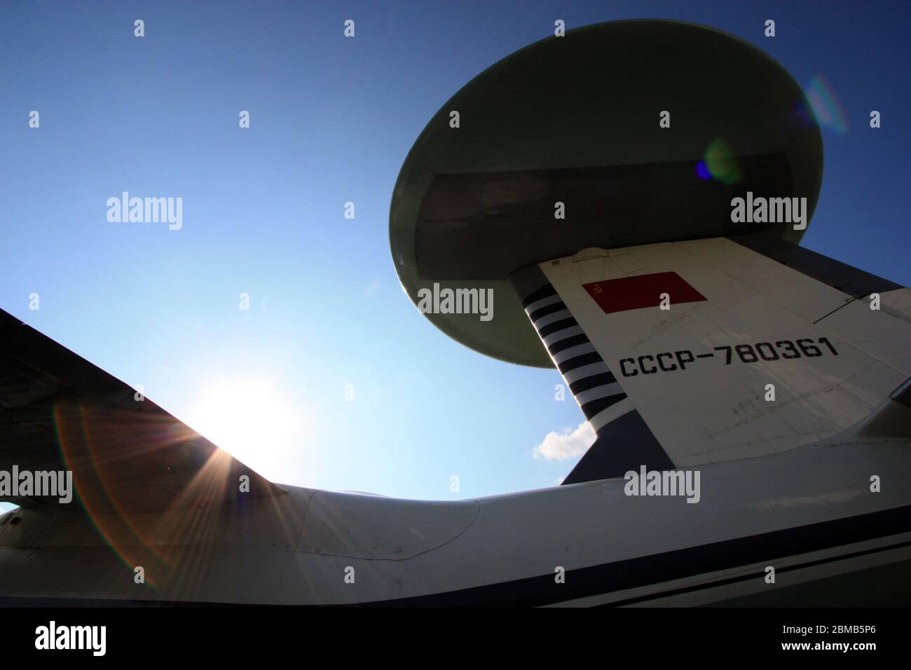 Cupola radar rotante (rotodome) in cima allo stabilizzatore verticale del Antonov AN-71 'Madelp' sovietico AWACS al Museo dell'aviazione statale dell'Ucraina Zhulyany Foto Stock