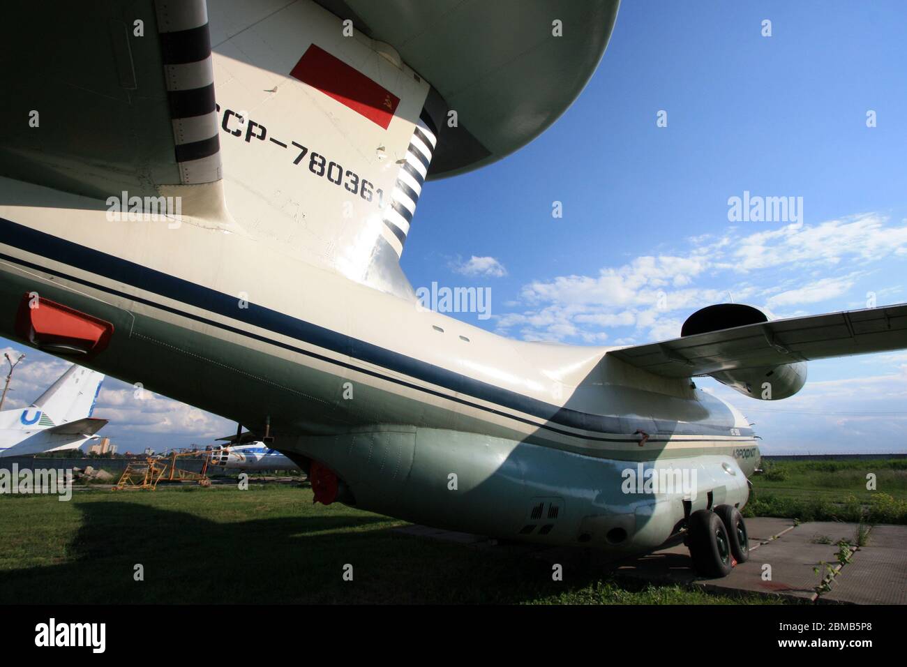 La cupola radar (rotodome) in cima allo stabilizzatore verticale del 'Madelp' sovietico AWACS Antonov AN-71 al Museo dell'aviazione di Stato di Zhulyany dell'Ucraina Foto Stock