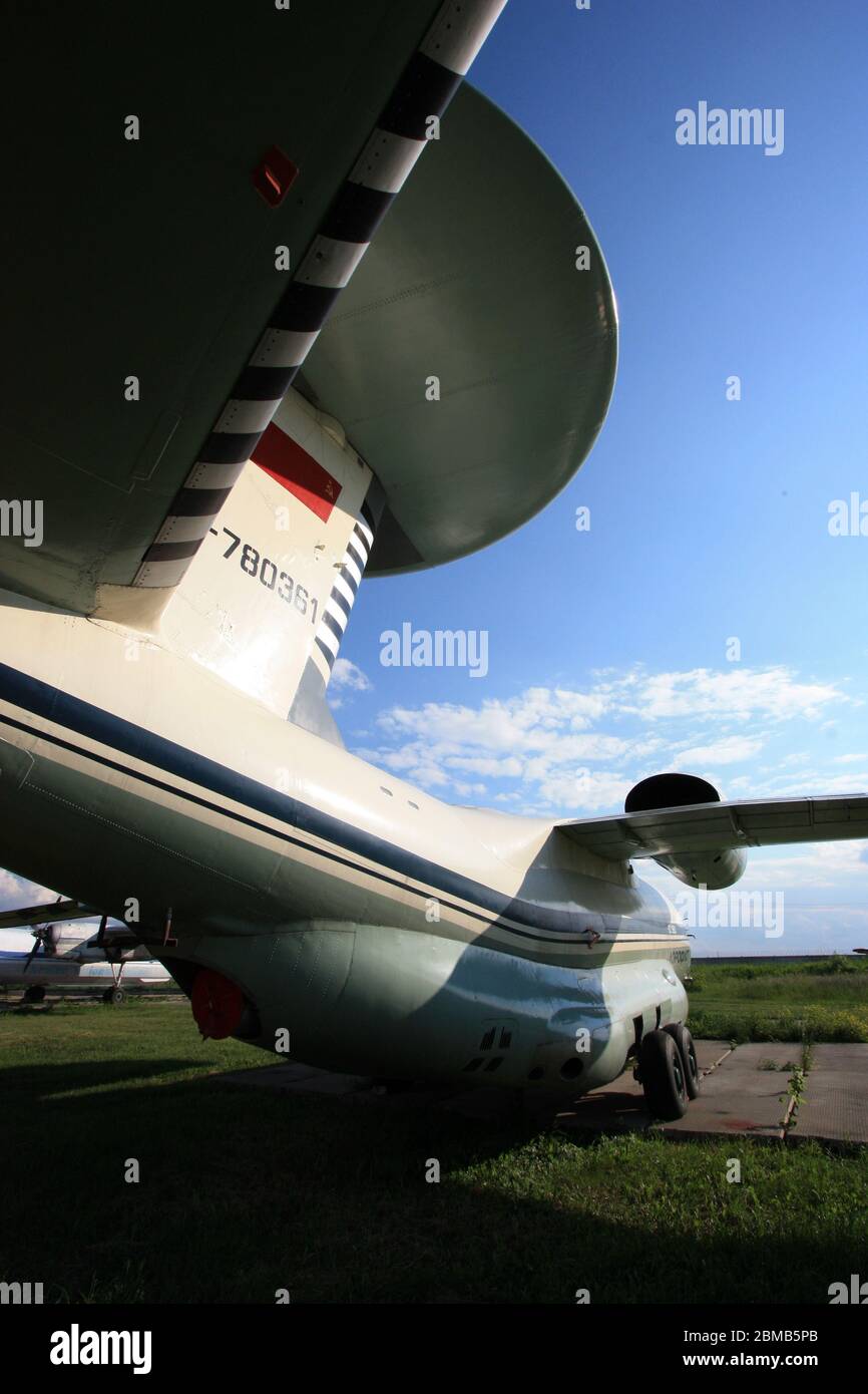 La cupola radar (rotodome) in cima allo stabilizzatore verticale del 'Madelp' sovietico AWACS Antonov AN-71 al Museo dell'aviazione di Stato di Zhulyany dell'Ucraina Foto Stock