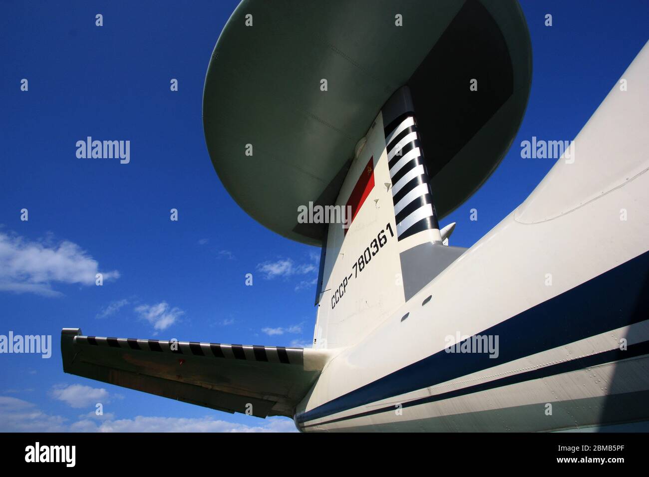 Cupola radar rotante (rotodome) in cima allo stabilizzatore verticale del Antonov AN-71 'Madelp' sovietico AWACS al Museo dell'aviazione statale dell'Ucraina Zhulyany Foto Stock