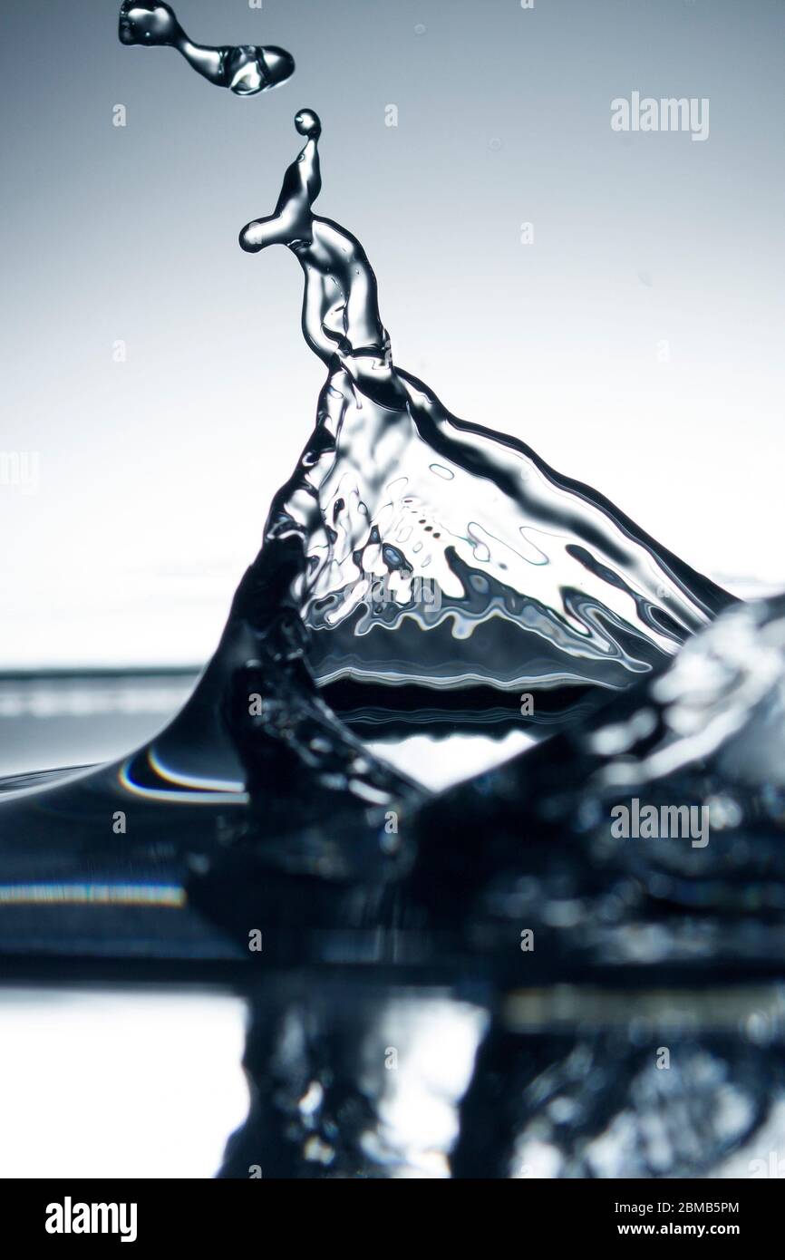 Blue Water Splash Abstract Art sfondo. Tonato . Primo piano Foto Stock