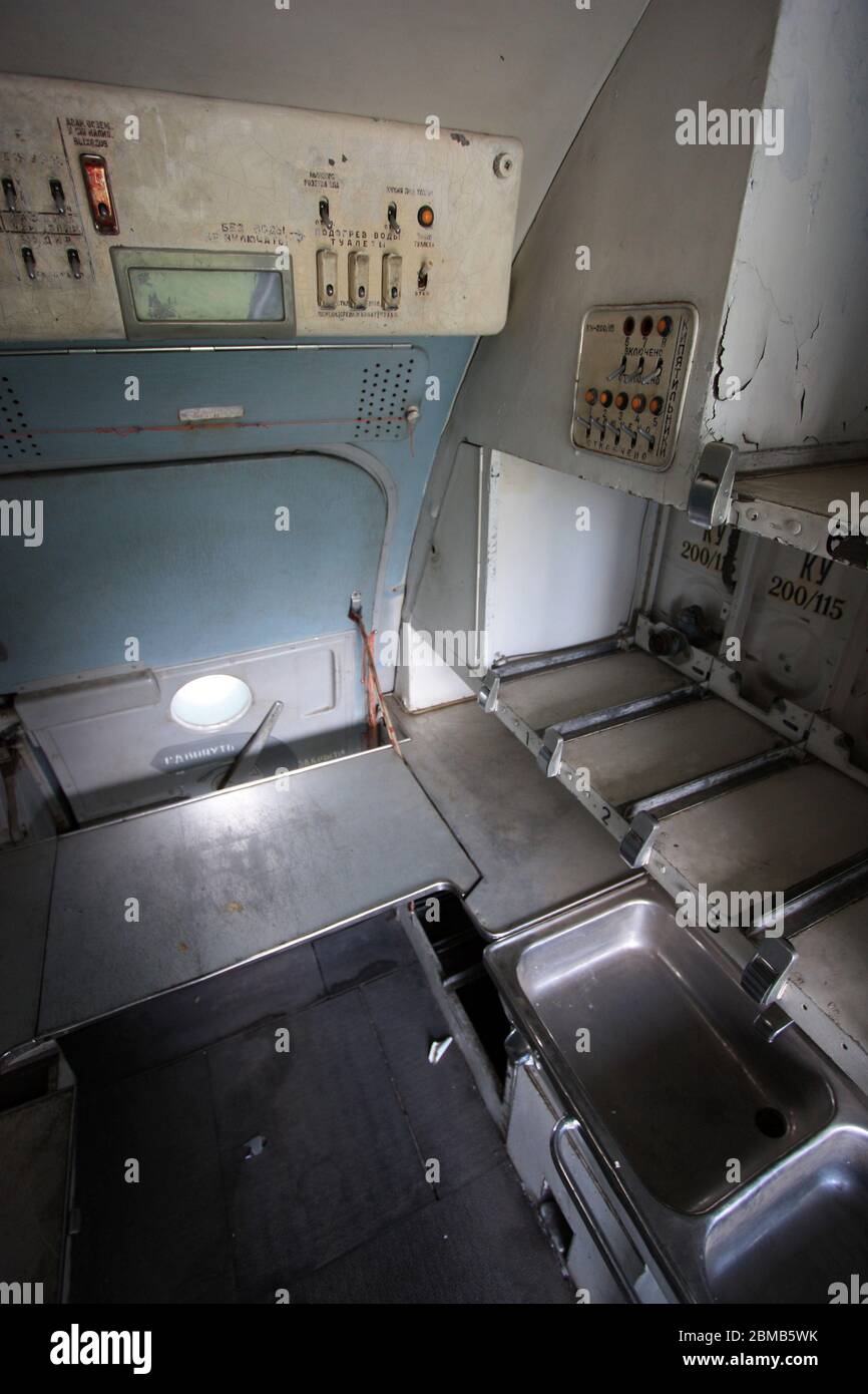 Vista interna della galleria anteriore di un vecchio jet-liner a corpo stretto a lunga distanza "classico" Ilyushin il-62 presso il Museo dell'aviazione statale di Zhulyany Ucraina Foto Stock