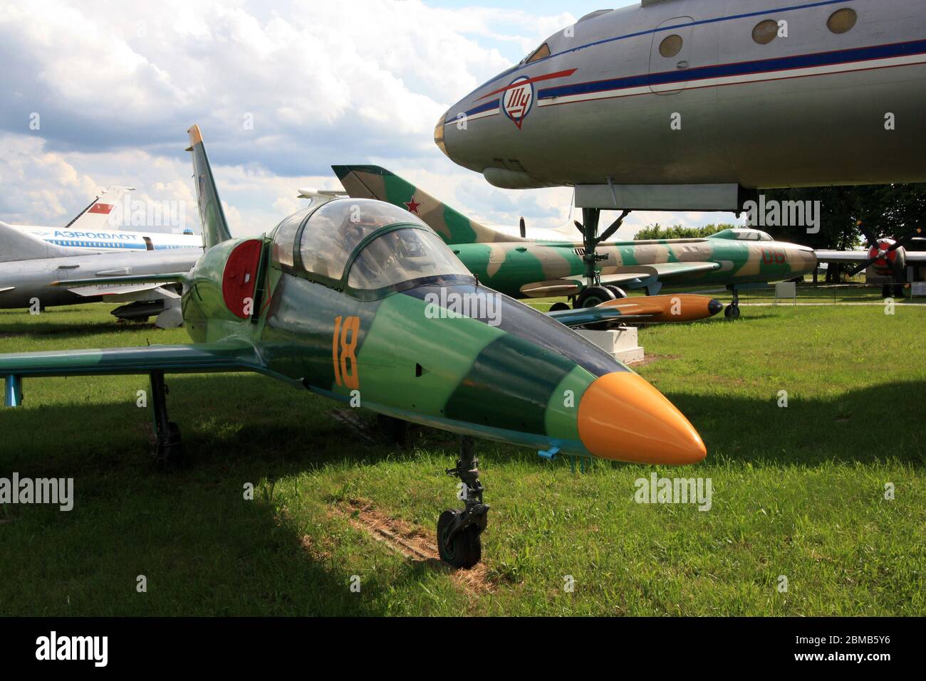 Vista di un jet trainer Aero L-39 'Albatros' ad alte prestazioni accanto ad un jet liner Aeroflot Tupolev Tu-104 al Museo dell'aviazione statale di Zhulyany Ucraina Foto Stock