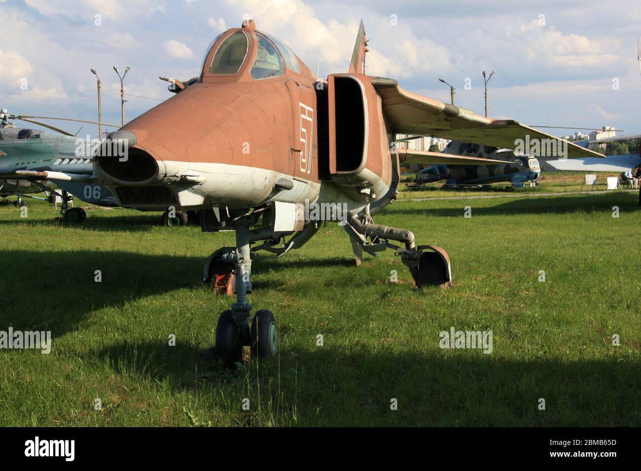 Vista esterna di un aereo da terra Mikoyan-Gurevich MIG-27 "Flogger" al Museo dell'aviazione statale di Zhulyany in Ucraina Foto Stock