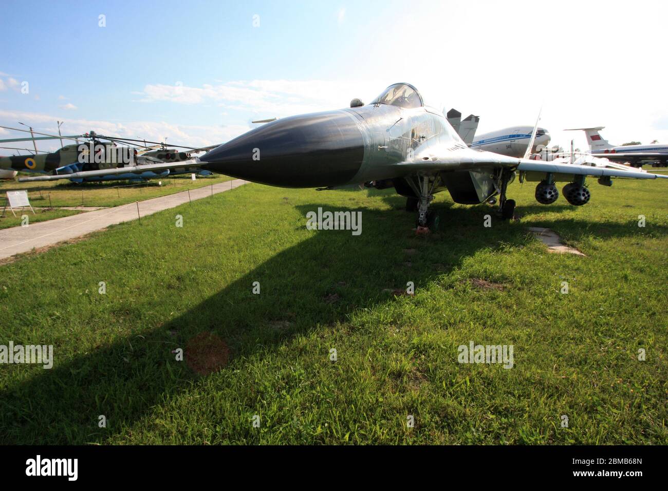 Vista frontale di un jet fighter Mikoyan MIG-29 'fulcrum' a doppio motore per la superiorità dell'aria al Museo dell'aviazione statale di Zhulyany in Ucraina Foto Stock