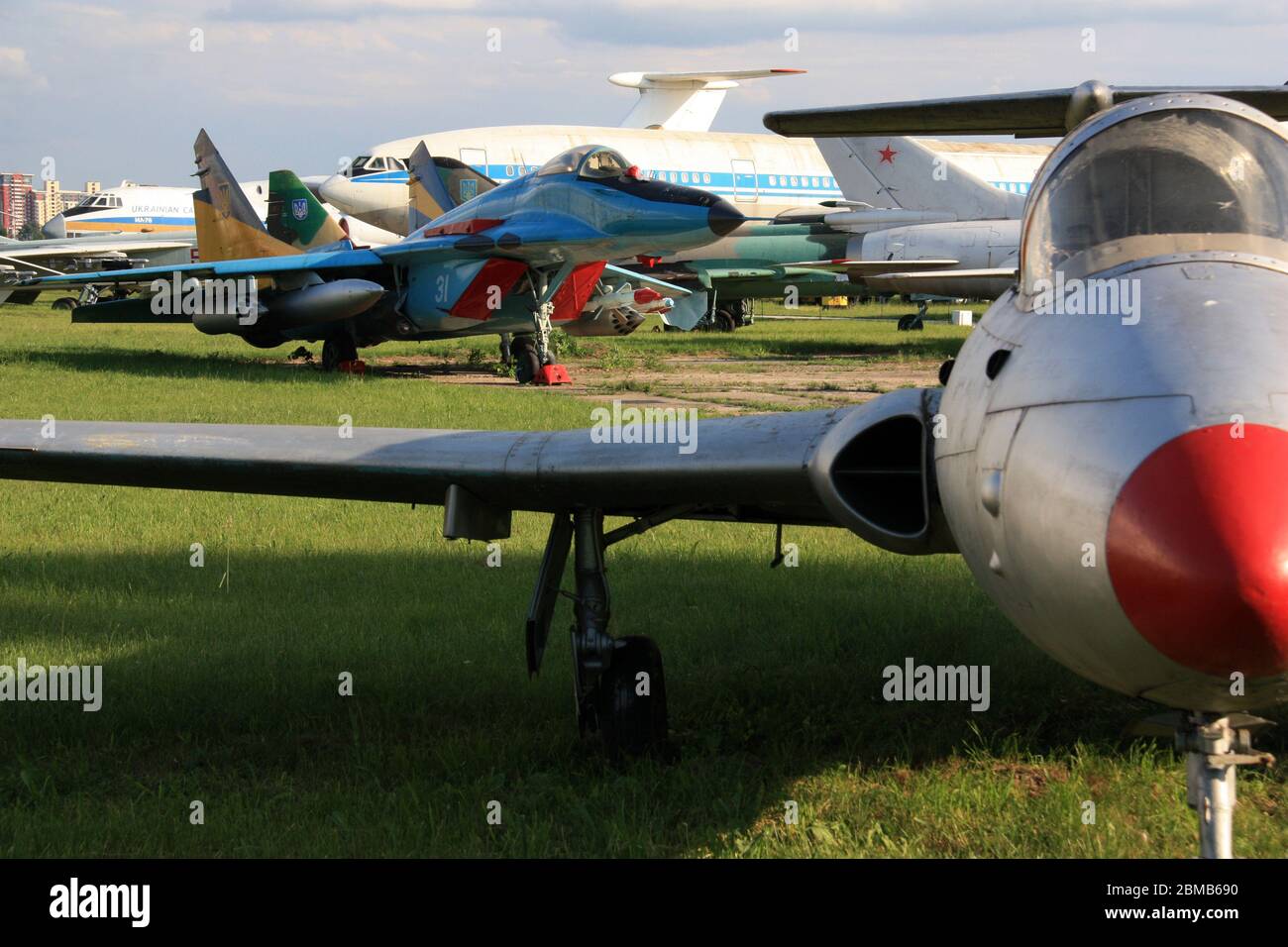 Vista frontale di un jet trainer Aero L-29 'Delfin' e di un combattente di superiorità aerea Mikoyan MIG-29 'fulcro' al Museo dell'Aviazione di Stato di Zhulyany Ucraina Foto Stock