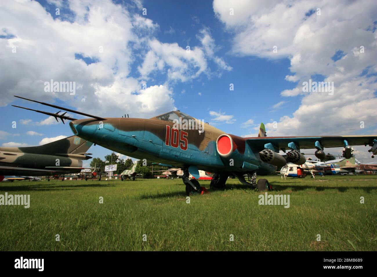 Vista esterna di un aereo da terra e di supporto aereo da terra vicino Sukhoi su-25 'Grach' o 'Frogfoot' presso il Museo dell'Aviazione Statale di Zhulyany in Ucraina Foto Stock