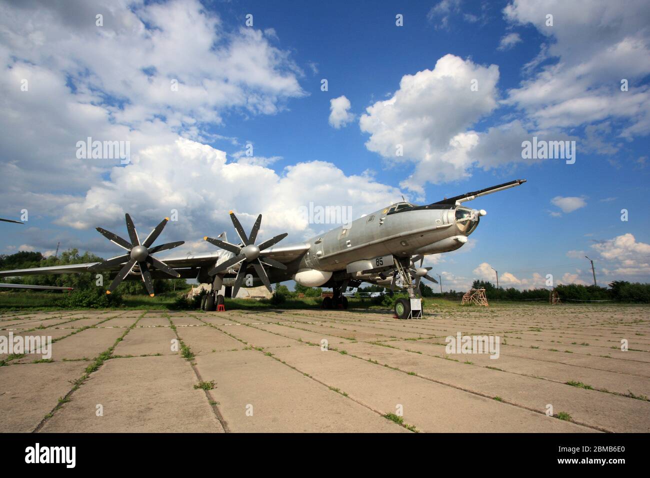 Vista esterna di un aereo da ricognizione marittima e anti-sottomarino Tupolev Tu-142 "Bear" presso il Museo dell'aviazione statale di Zhulyany in Ucraina Foto Stock